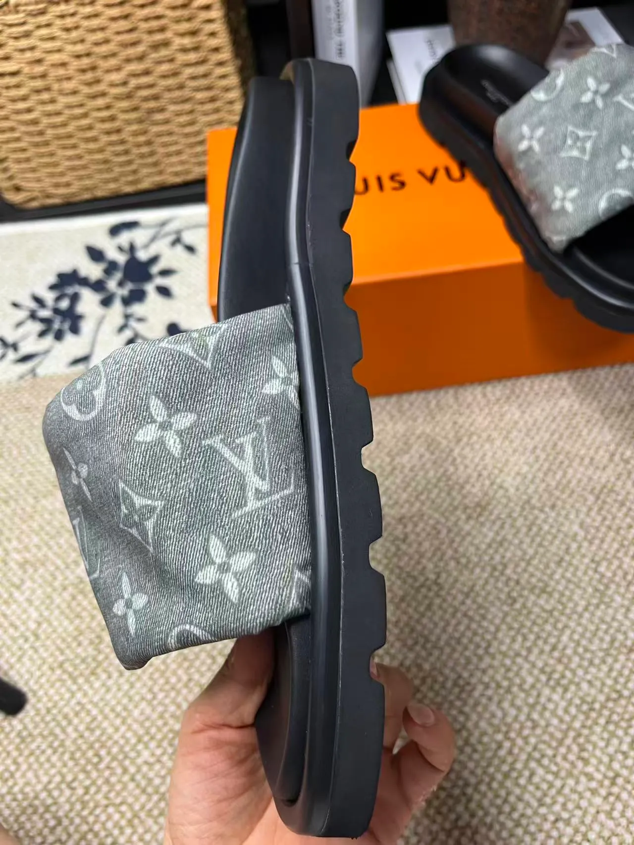 P340 [New Style] [LOUIS VUITTON] Louis Vuitton, LV printing, men's and women's slippers are now on the market, packed in drawer boxes with cloth bags and cards, the upper pattern looks very soft and waxy, and is a super versatile leg slimming tool. Fabric: imported denim/canvas/old fabric, LV hardware LOGO, official website pattern printing, comfortable to wear, feet: high-elastic PU water table. Sole: foam sole, heel height: about 5cm. Code number: 35-46, 35, 45, 46 are custom-made and non-returnable. Color: multiple colors and styles available.